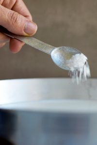 Cómo hacer queso ricotta de un tramposo 17 add salt to milk