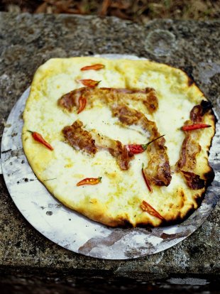 Smoked pancetta, mozzarella, fresh chilli and tomatoes pizza topping